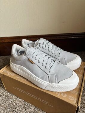 Women’s Low-Top Casual Sneakers in Light Gray